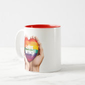 Liebe gewinnt LGBT-Gay Pride Zweifarbige Tasse (Vorderseite Links)