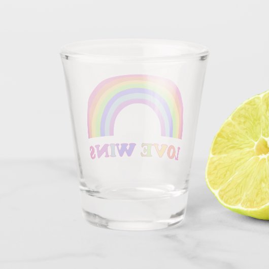 Liebe gewinnt - LGBTQ/Gay Pride-Regenbogen Schnapsglas (Rückseite)
