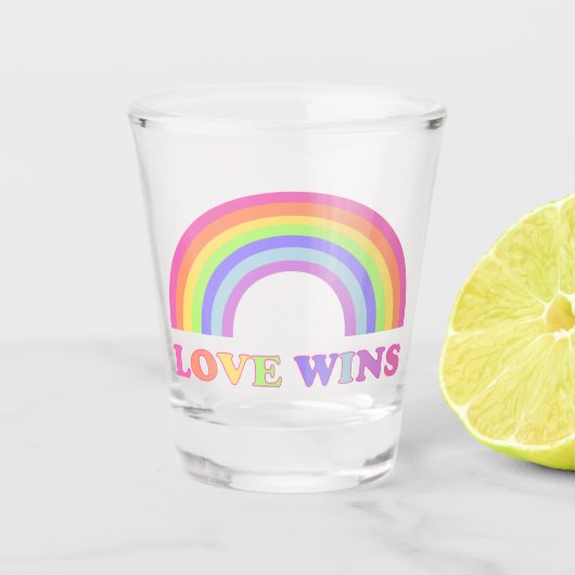 Liebe gewinnt - LGBTQ/Gay Pride-Regenbogen Schnapsglas (Vorderseite)