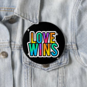 Liebe gewinnt. LGBTQ+Pride Regenbogen. Button (Beispiel)