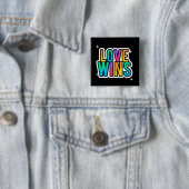 Liebe gewinnt. LGBTQ+Pride Regenbogen. Button (Beispiel)