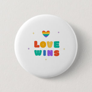 Liebe gewinnt mit einem Regenbogenherz Button