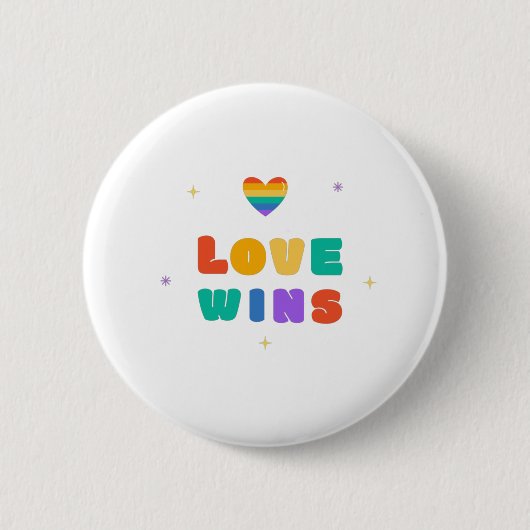 Liebe gewinnt mit einem Regenbogenherz Button (Vorderseite)