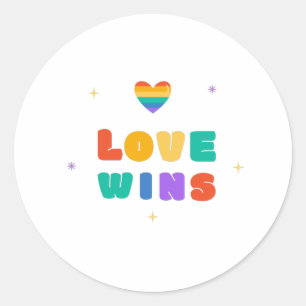 Liebe gewinnt mit einem Regenbogenherz Runder Aufkleber