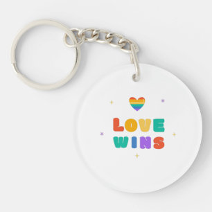 Liebe gewinnt mit einem Regenbogenherz Schlüsselanhänger