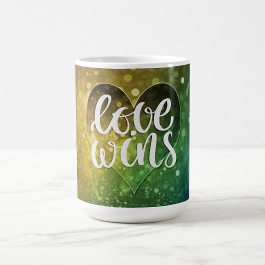 Liebe gewinnt - Rainbow Colored Bokeh Style Kaffeetasse (Mittel)