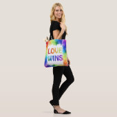 Liebe gewinnt Rainbow Front und Back Decoration Tasche (Am Model)