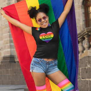 Liebe gewinnt Rainbow Herzpreismonat T-Shirt