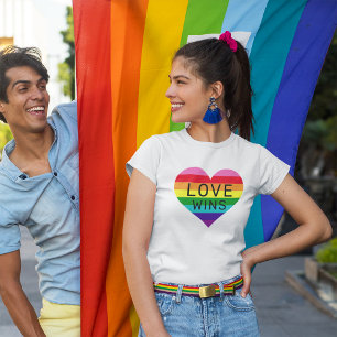Liebe gewinnt Rainbow Herzpreismonat T-Shirt