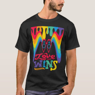 Liebe gewinnt Regenbogen mit Mars-Symbol für schwu T-Shirt