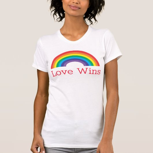 Liebe gewinnt Regenbogen T-Shirt (Vorderseite)