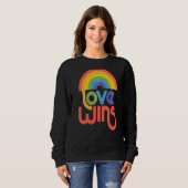 Liebe gewinnt Regenbogenfarbe Typografie Sweatshirt (Vorne ganz)
