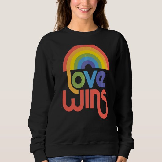 Liebe gewinnt Regenbogenfarbe Typografie Sweatshirt (Vorderseite)