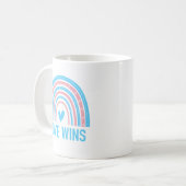 Liebe gewinnt Transgender Rainbow Kaffeetasse (Vorderseite Links)