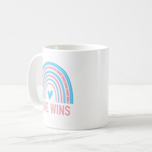 Liebe gewinnt Transgender Rainbow Kaffeetasse (Vorderseite Links)