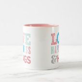 LIEBE, GLÜCKLICHKEIT UND HUGS Moderne Zitat TYPOGR Zweifarbige Tasse (Mittel)