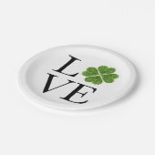 LIEBE Grün funkelndes Kleeblatt Kleeblatt Patrickt Pappteller (Schrägansicht)