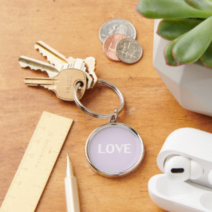 Liebe: heller lila, weißer minimalistischer Schlüs Schlüsselanhänger