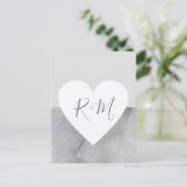 Liebe Herz mit Initialen Hochzeit graue Marmor Ankündigungspostkarte (Stehend Vorderseite)