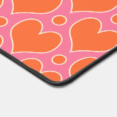 Liebe Herz und Polka Dots Muster in Rosa, Orange Schreibtischunterlage (Ecke)