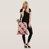 Liebe hört immer das Valentinmuster Tasche (Am Model)