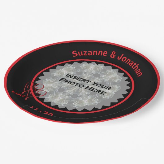 Liebe Hört Personalisiertes Hochzeitsstift Foto Pappteller (Schrägansicht)