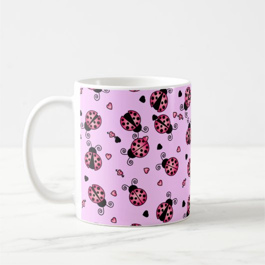 Liebe hört rosa Marienkäfer ab Kaffeetasse (Links)