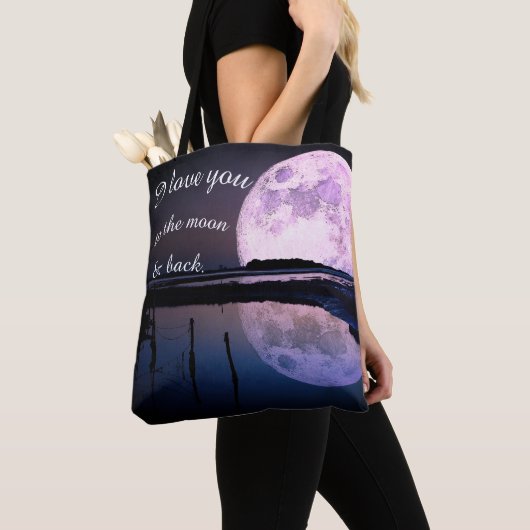 Liebe I Sie zum Mond u. zur hinteren Tasche (Von Nahem)