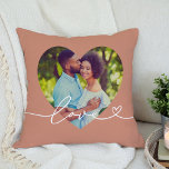 Liebe im benutzerdefinierten Foto für Skripttasten Kissen<br><div class="desc">Modernes und stilvolles Design mit individuellem Kopfkissendesign zeichnet sich durch ein beliebtes Foto in großer Herzform aus. Das Design mit blühtest- und Herzdetails wird durch eine minimale "Liebe"-Typografie ergänzt. Die gedämpfte,  orangefarbene Hintergrundfarbe kann geändert werden. Eine einzigartige Geschenkidee für ein frisch verheiratetes Paar oder für Ihren Liebsten am Valentinstag!</div>