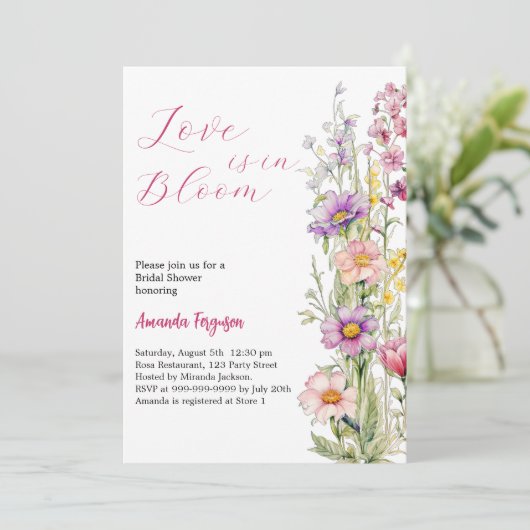 Liebe im blühenden, rosa, blühenden lila Brautpart Einladung (Stehend Vorderseite)