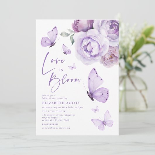 Liebe im blumengeschmetterlingsfloralen Brautparty Einladung (Stehend Vorderseite)