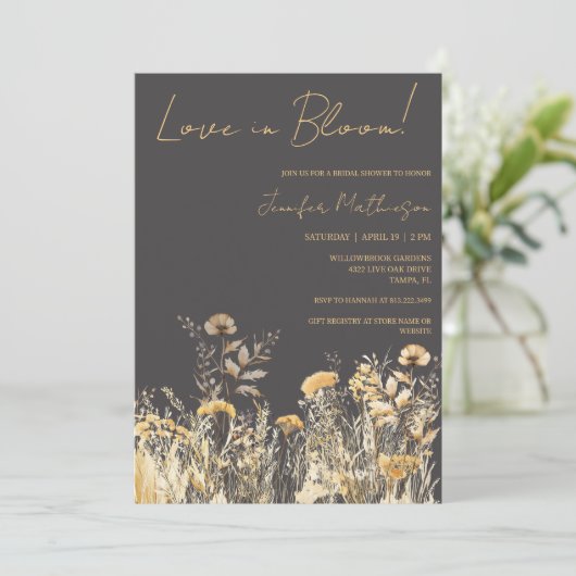 Liebe im Brautparty Wildblumen Einladung (Stehend Vorderseite)