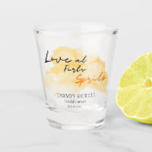 Liebe im ersten Spritz Aperol Brautparty Schnapsglas (Vorderseite)