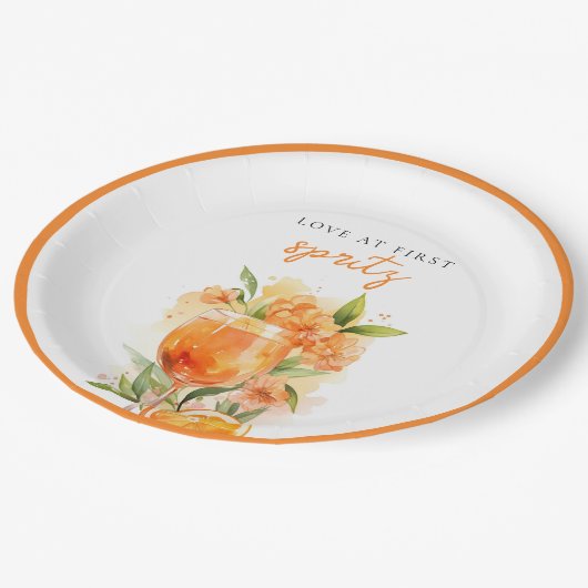 Liebe im ersten Spritz-Brautparty Pappteller (Schrägansicht)