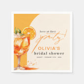 Liebe im ersten Spritz Orange Brautparty Serviette (Vorderseite)