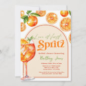 Liebe im ersten Spritz Orange Groovy Brautparty Einladung (Vorderseite)