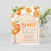 Liebe im ersten Spritz Orange Groovy Brautparty Einladung (Stehend Vorderseite)
