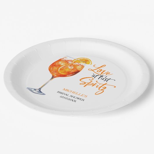 Liebe im ersten Spritz Summer Cocktail Brautparty Pappteller (Schrägansicht)