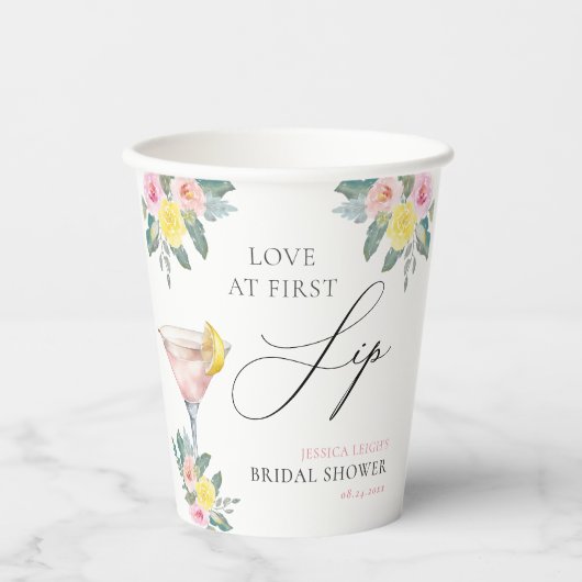 Liebe im First Sip Bright Cocktail Brautparty Pappbecher (Vorderseite)