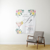 Liebe im First Sip Bright Cocktail Brautparty Wandteppich (Beispiel)