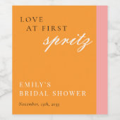 Liebe im First Spritz Modernes Brautparty Weinetikett (Einzelnes Label)