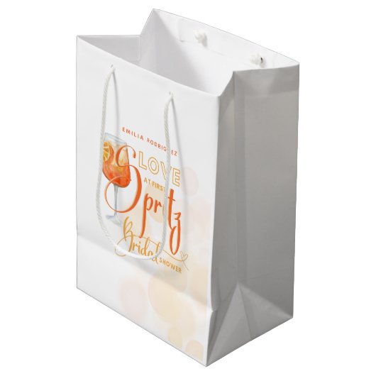 Liebe im First SPRITZ Modernes Orange Brautparty Mittlere Geschenktüte (Vorderseite Schrägansicht)