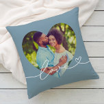 Liebe im Foto "Slate Custom Heart Shaped" Kissen<br><div class="desc">Modernes und stilvolles Design mit individuellem Kopfkissendesign zeichnet sich durch ein beliebtes Foto in großer Herzform aus. Das Design mit blühtest- und Herzdetails wird durch eine minimale "Liebe"-Typografie ergänzt. Die schwarz-graue grüne Hintergrundfarbe kann geändert werden. Eine einzigartige Geschenkidee für ein frisch verheiratetes Paar oder für Ihren Liebsten am Valentinstag!</div>
