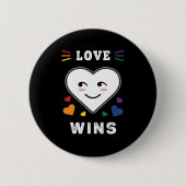 Liebe im Herzen gewinnt LGBTQ-Gay Pride Button (Vorderseite)