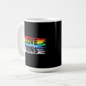 LIEBE immer WINS, LGBTQIA-Flag Kaffeetasse (Vorderseite Links)