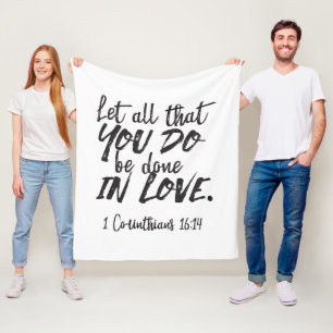 Liebe in Aktion - 1 Korinther 16:14 Inspiration Fleecedecke