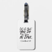 Liebe in Aktion - 1 Korinther 16:14 Inspiration Gepäckanhänger (Rückseite vertikal)