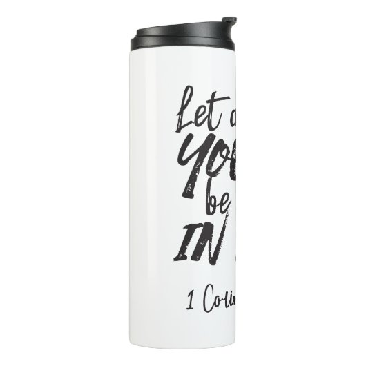 Liebe in Aktion - 1 Korinther 16:14 Inspiration Thermosbecher (Nach links gedreht)