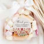 Liebe in Bloom Brautparty Runde Gefälligkeitsklebe Runder Aufkleber<br><div class="desc">Dieses schöne Design zeichnet sich durch eine Anordnung von weichen pastellfarbenen schönen Wildblumen,  die realistisch und ein modernes Skript (bearbeitbare Farbe) Schriftart. Passen Sie Ihren eigenen Brautparty-Namen an. Platzieren Sie rund Aufkleber auf dem Brautparty dank Ihnen Favoriten. Weitere Elemente finden Sie in der gesamten Auflistung</div>