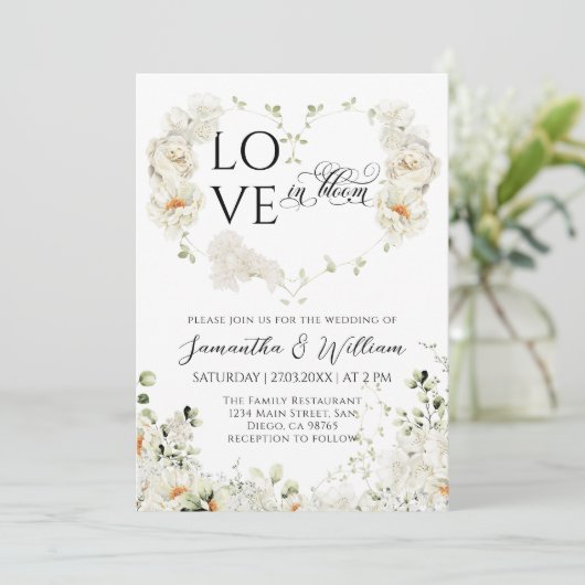 Liebe in Bloom Heart Blume Monogramme Hochzeit Einladung (Stehend Vorderseite)